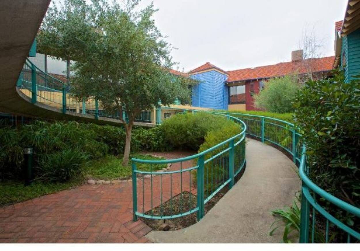Moline House is within easy reach of the popular Karrinyup Shopping Centre, neighbouring parklands and local transport.