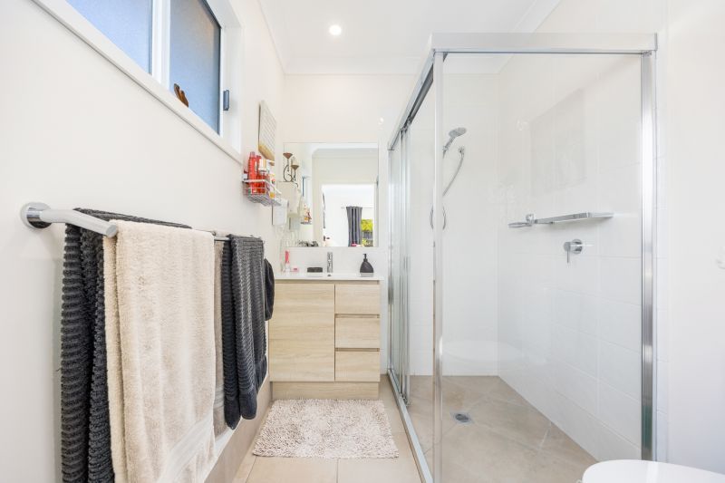 Vibrant Modern Home – Carefree Alfresco Living!