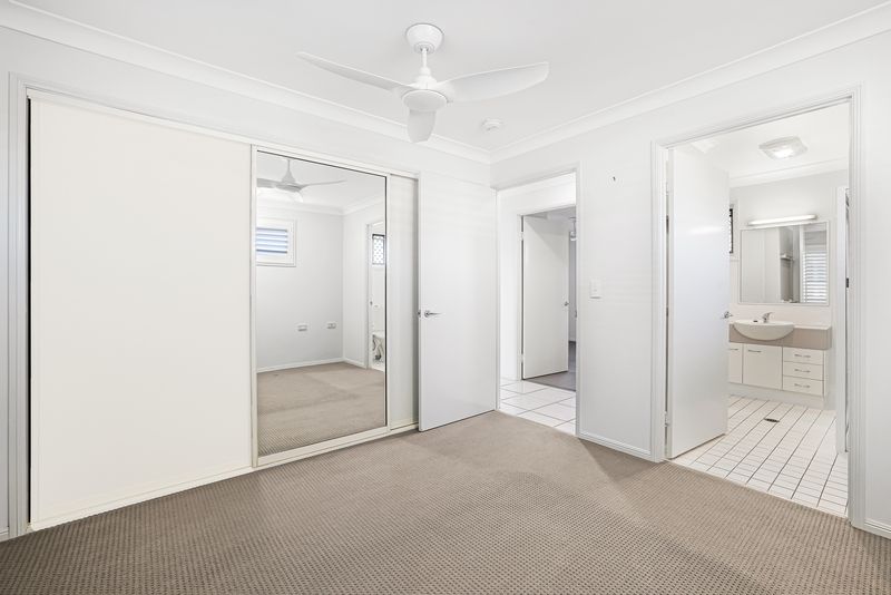 Sunlit Corner Unit with Extra Living Space in Quiet Cul-de-sac