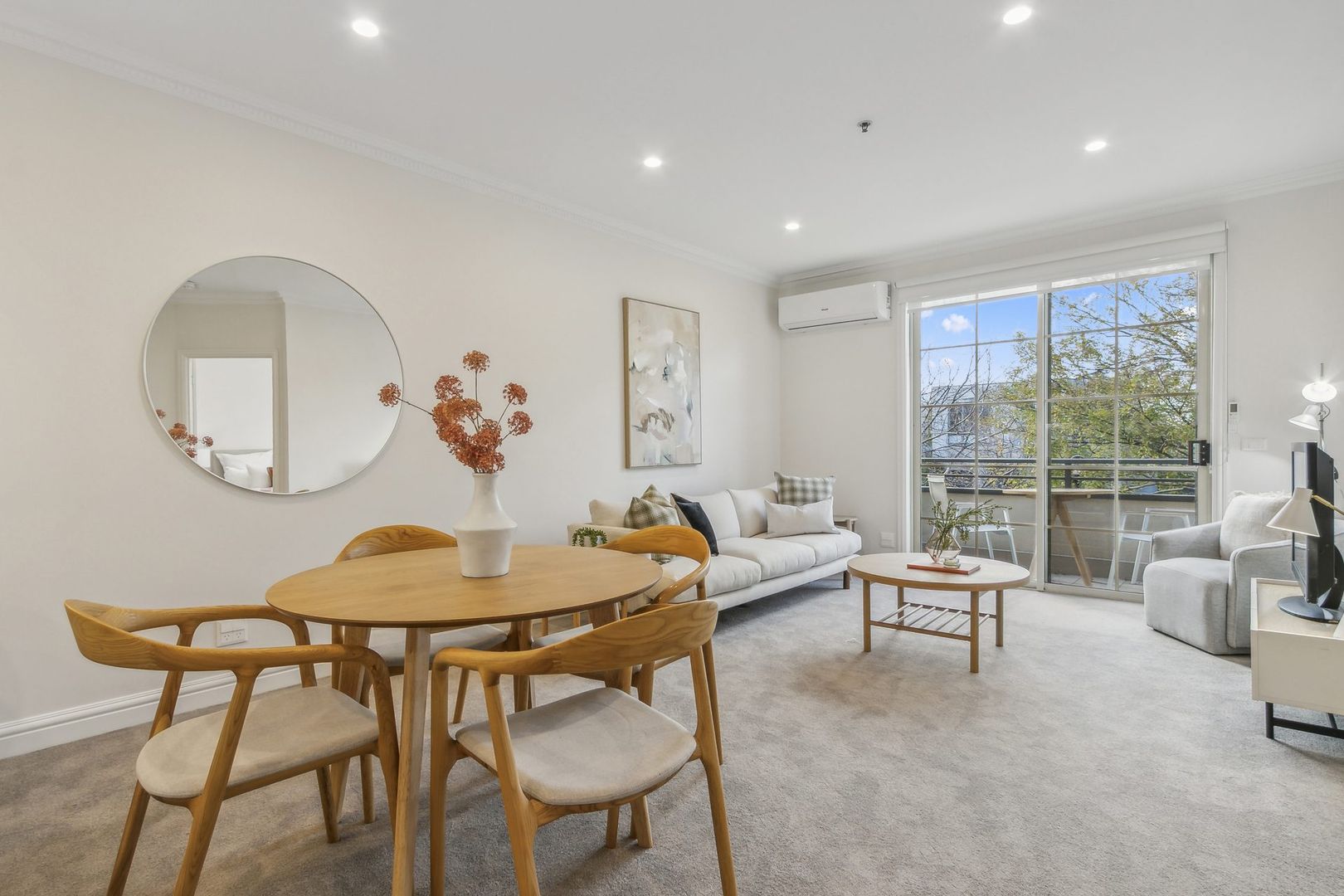 Double balcony apartment overlooking the garden