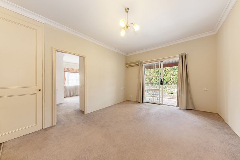 PRIME LOCATION Larger one bedder with added extras