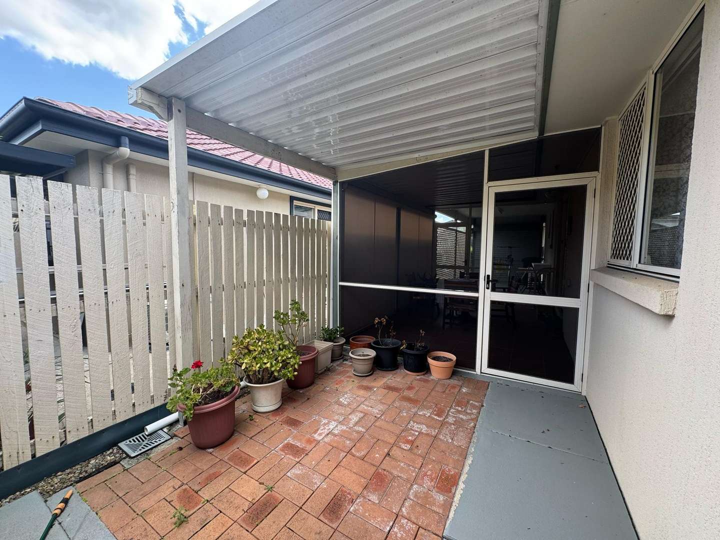 Ready to move ?  2 Bedroom + Study - Fully Fenced for your pets!