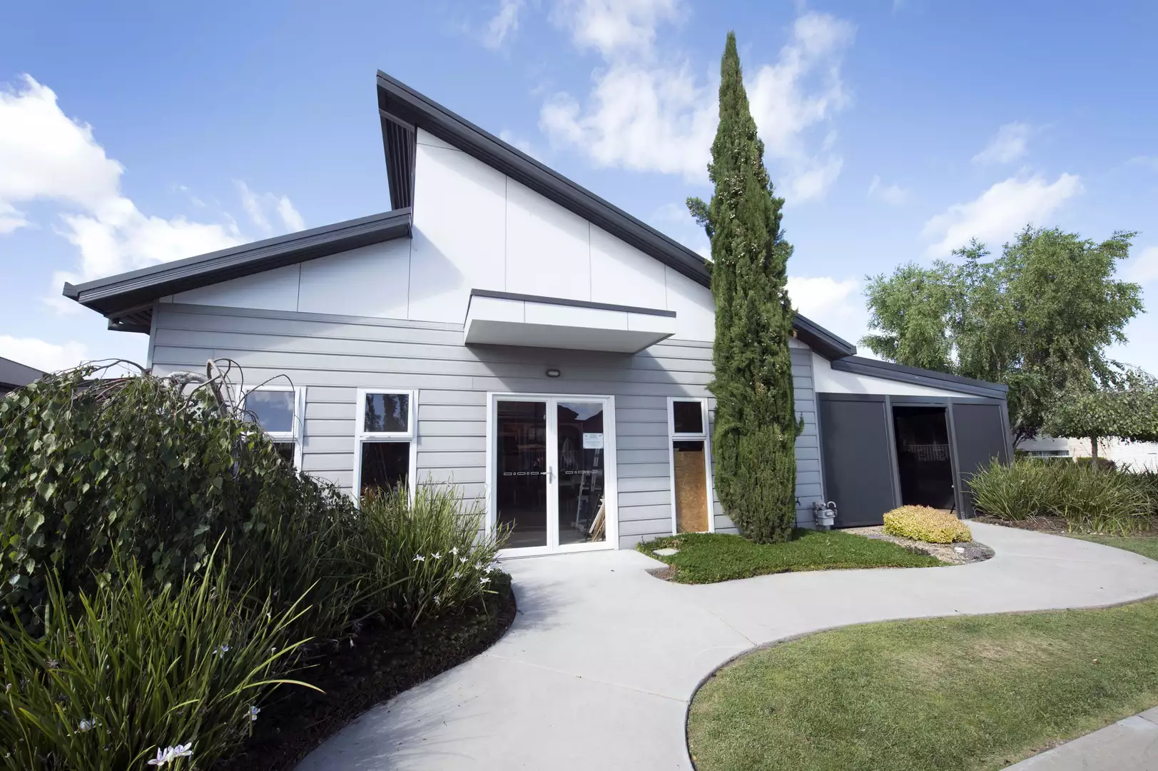 Lifestyle Shepparton - Modern, country living with all the bells & whistles. Downsize to scenic surroundings and breathe in the fresh air. Make the tree change today to Lifestyle Shepparton!