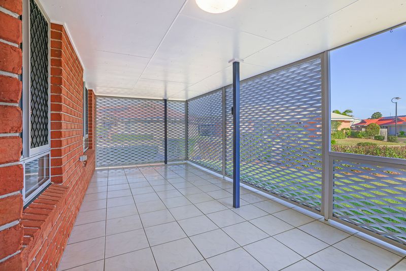 Sunlit Corner Unit with Extra Living Space in Quiet Cul-de-sac