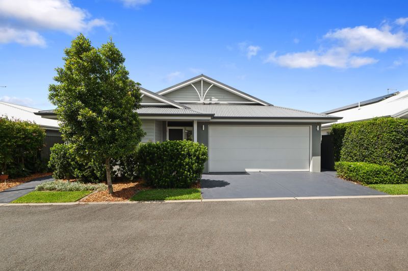 Stylish Living with Lovely Green Surrounds