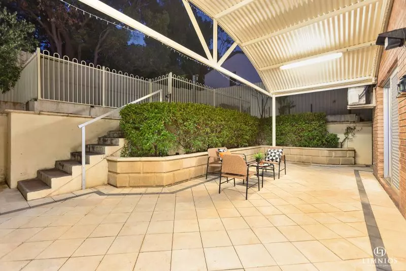 Spacious end villa with massive yard!