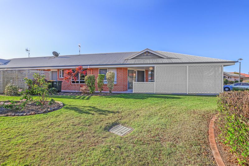Sunlit Corner Unit with Extra Living Space in Quiet Cul-de-sac