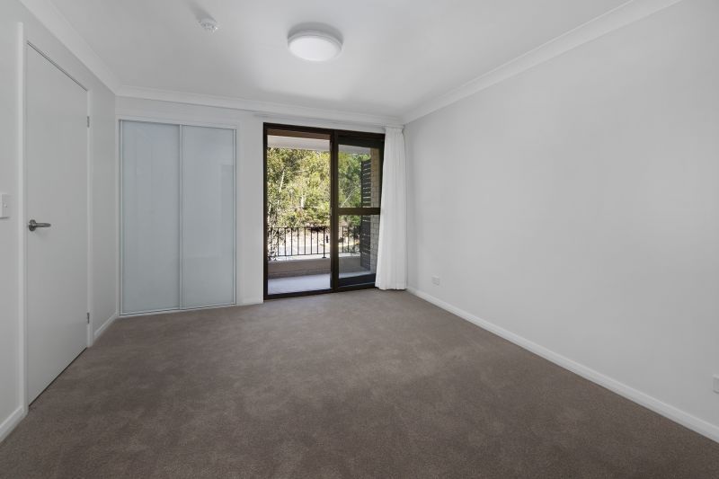 Apt SL27 – Centrally located, oversized and modern 1-bed with study