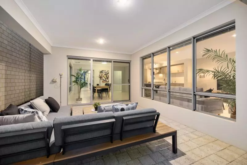 Spacious Riverside Family Retreat!