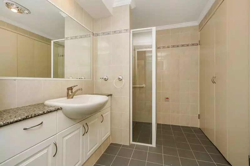 STUNNING NORTH FACING GROUND FLOOR APARTMENT