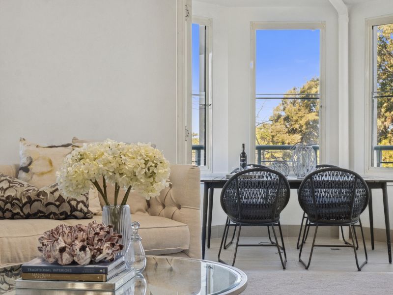 Elegant sun-enriched corner apartment