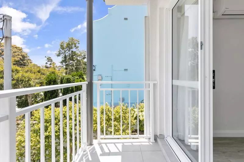 Gorgeous 1 bedroom unit with large open plan living/kitchen area.