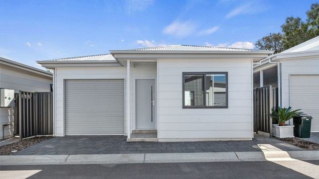 Modern 2 bed home and double carport