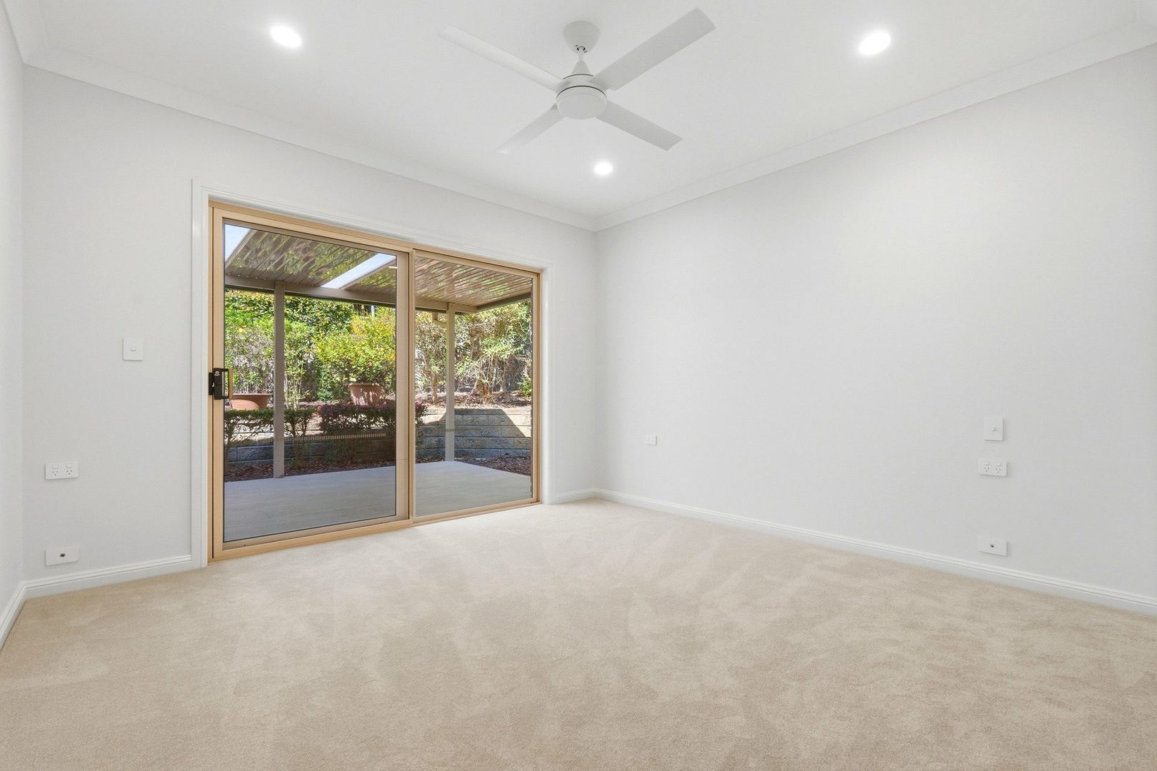 Private cul-de sac living