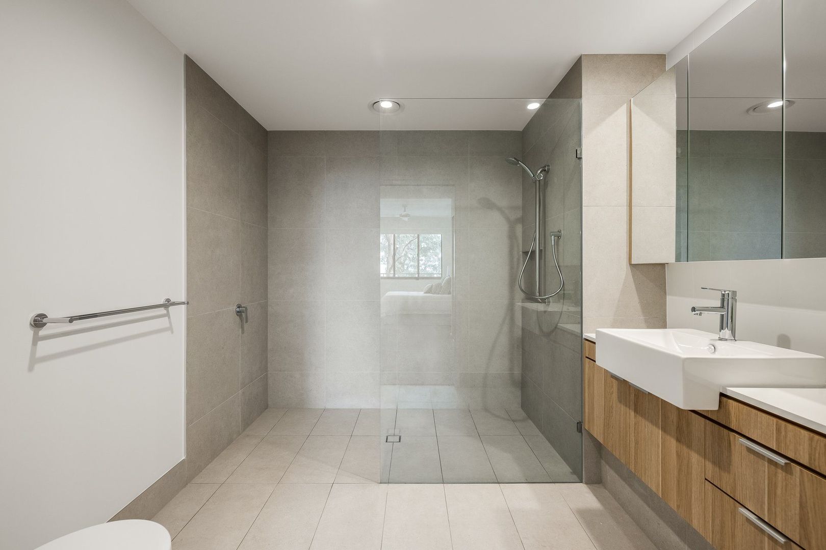 Private Two-Bedroom Apartment with a Leafy Outlook
