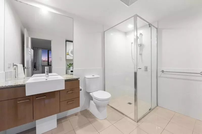 Top Floor Apartment With Spectacular Views!