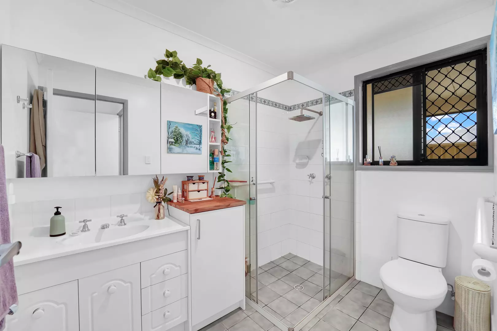 Downsizing at it's best!  Renovated and Ready to Move in. Located in an Over 50's Lifestyle Living Complex.