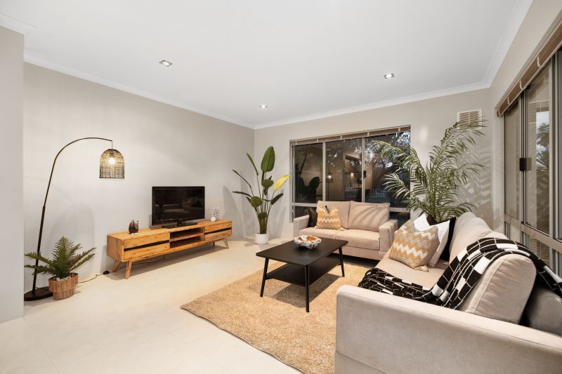 Spacious Riverside Family Retreat!