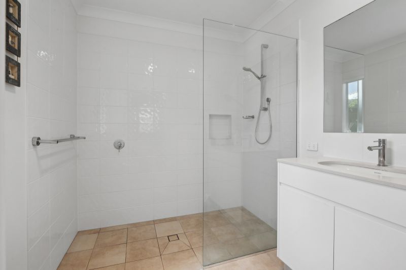 Stylish Living with Lovely Green Surrounds