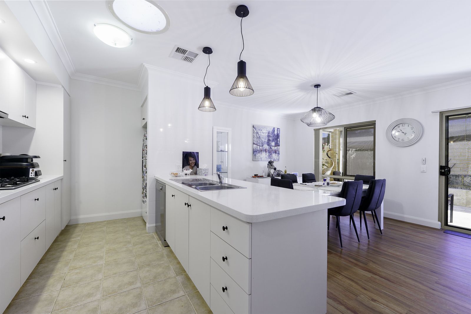 Bright, spacious townhouse with sea glimpses