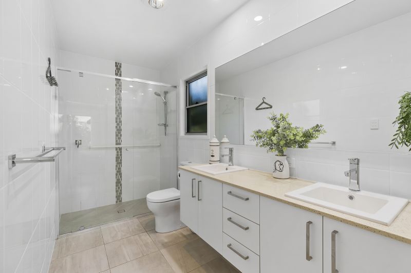 Tropical Oasis- Stunning 2 Bedroom Home + Study