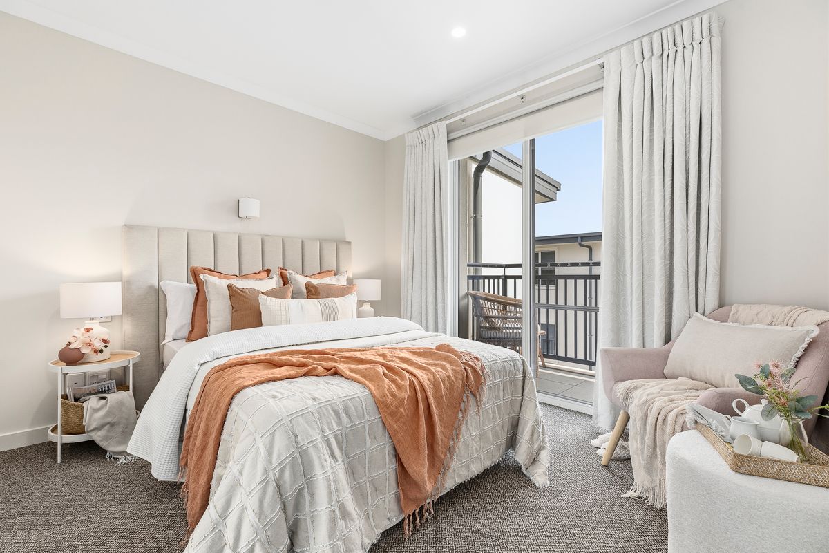 Sunny Top-Floor Outlook