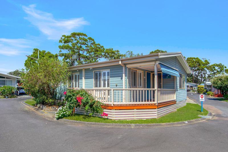 Vibrant Home with Alfresco Views!