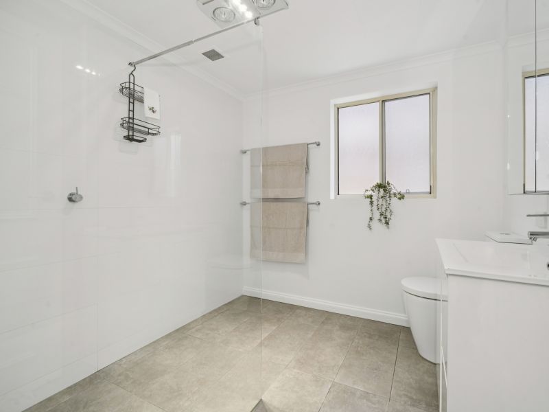 Secluded garden apartment with lush surroundings