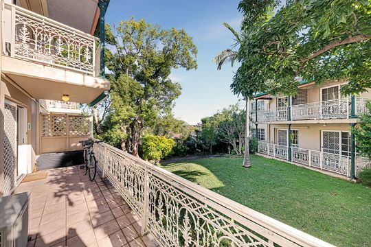 Spacious 1 bedroom Apartment with an Extended Balcony and Garden Outlook