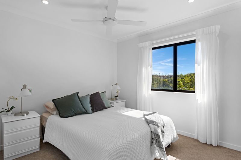 Top-floor two-bedroom apartment with ocean views!