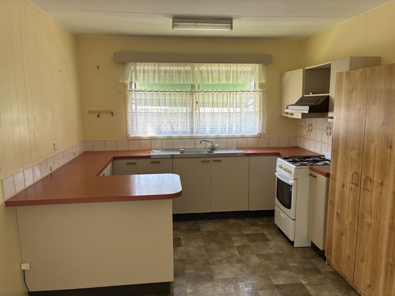 Large Kitchen & bathroom