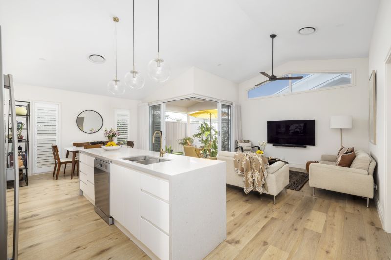 Bright Tropical Oasis - Luxury Two Bedroom + Study