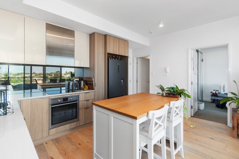 Stunning Views and Urban Lifestyle!!