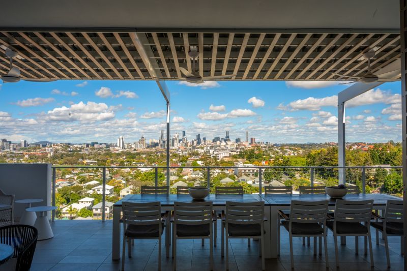 Top floor, north-facing apartment with expansive views