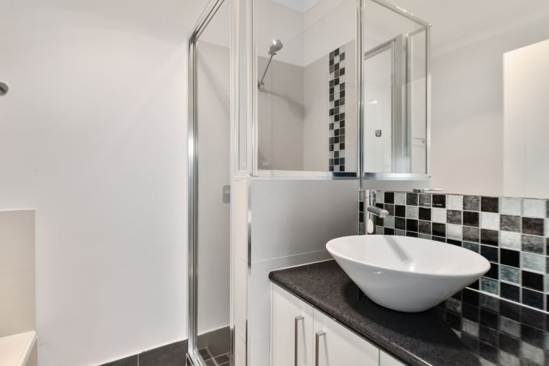 Ticking All Boxes: Location, Modern, Spacious & NO STRATA