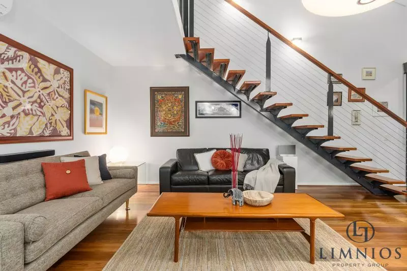 Warehouse Terrace Style Apartment With 3 Bedrooms Plus a Study!!