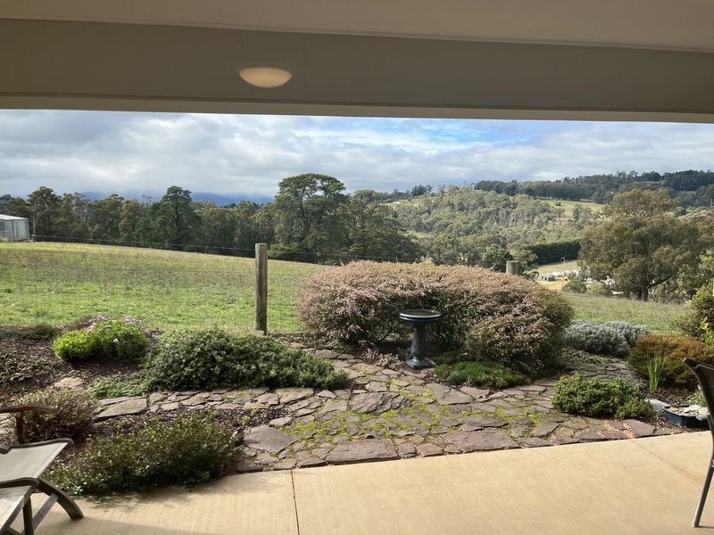 Expansive villa with breathtaking views in Evelyn Ridge