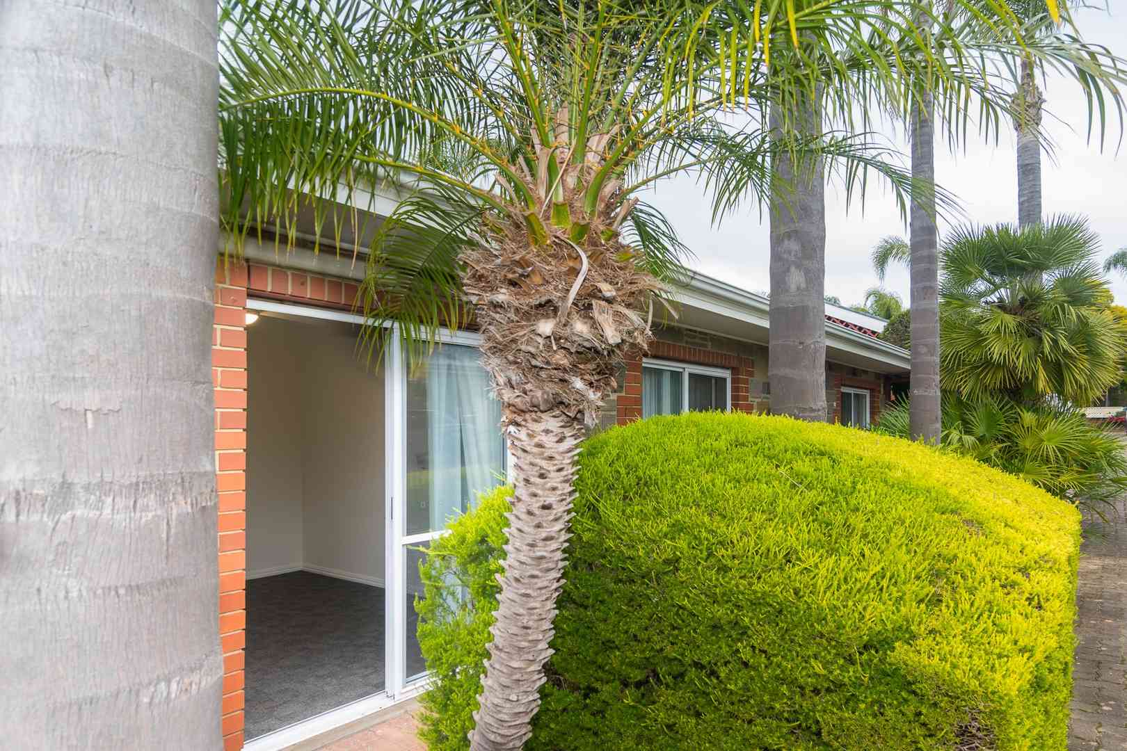 Lovely, bright apartment with entry to internal garden courtyard
