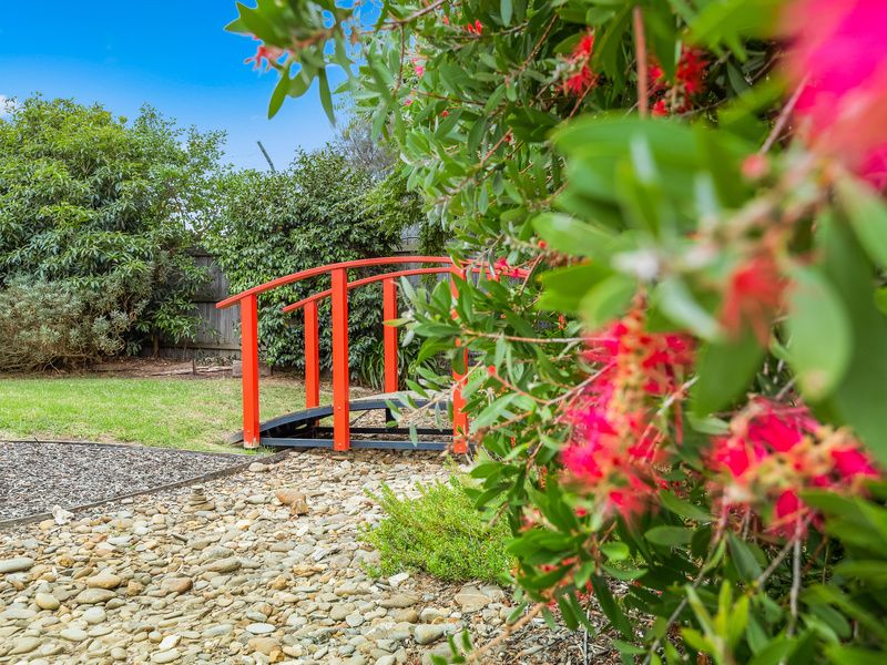 Tranquil garden retreat with A-grade village location