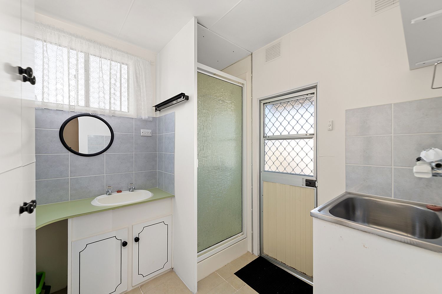 UNDER CONTRACT - So much space - 3 Bedrooms - Make an offer !!