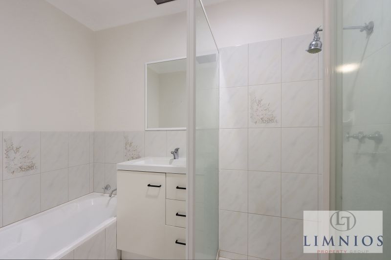 Street Front Home In Quiet Cul - De - Sac