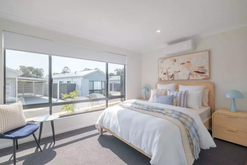 Light filled, modern 2 bed home