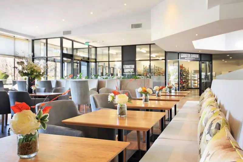 Modern Open-Plan Apartment with Balcony