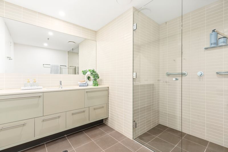North-facing 2-bedroom apartment with views!