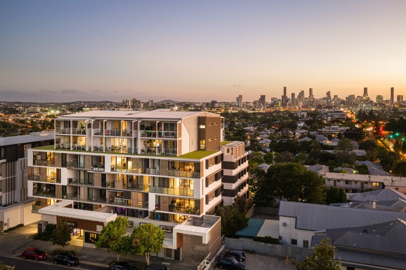 Top floor, north-facing apartment with expansive views