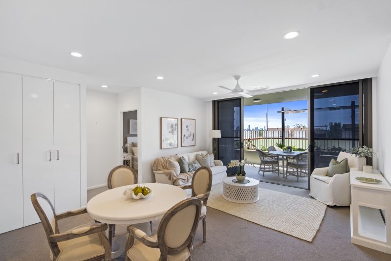 A beautiful ground floor unit with a large separate living and dining space. A unique opportunity having North, East and West aspects.