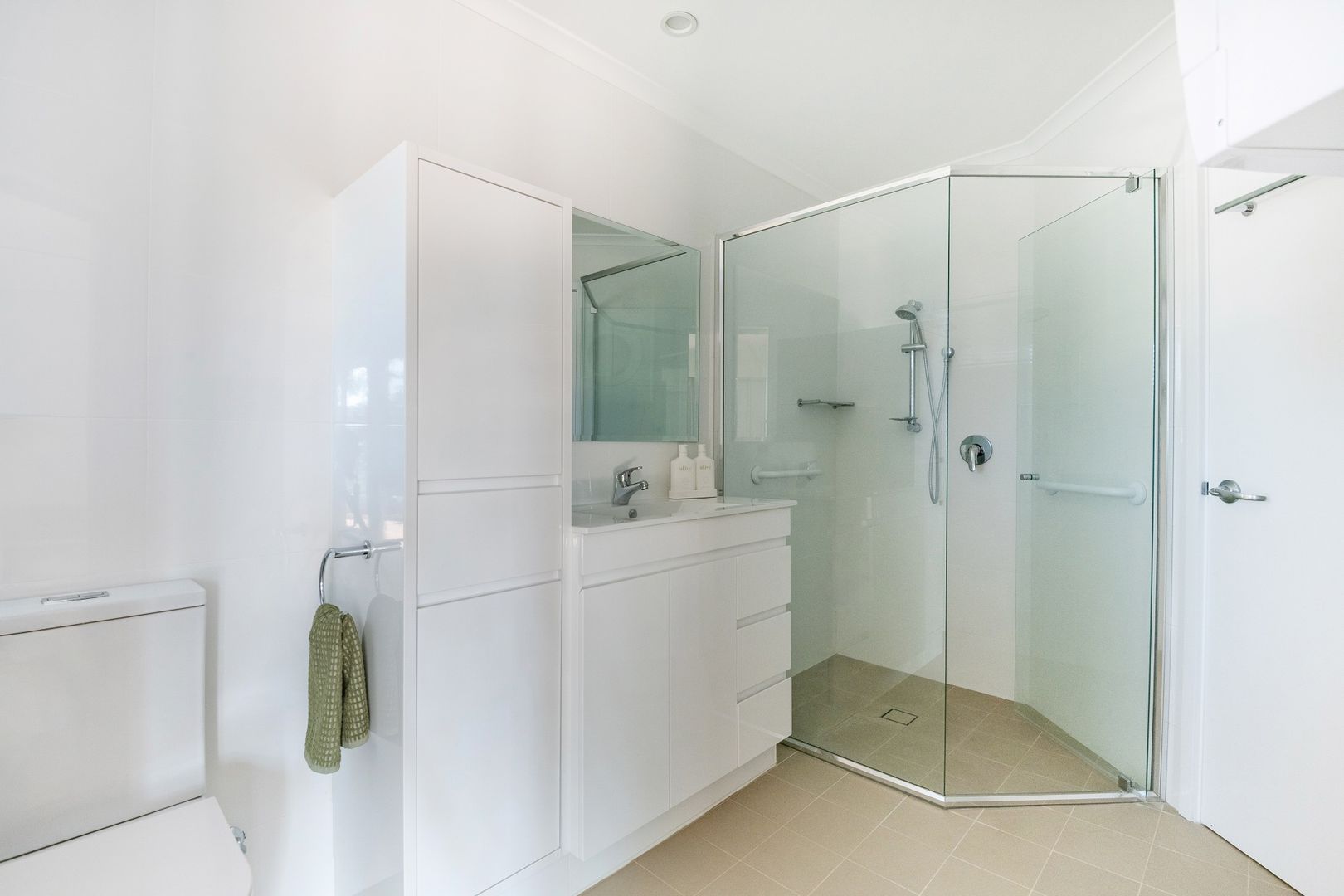 Refurbished One Bedroom Apartment with Private Balcony