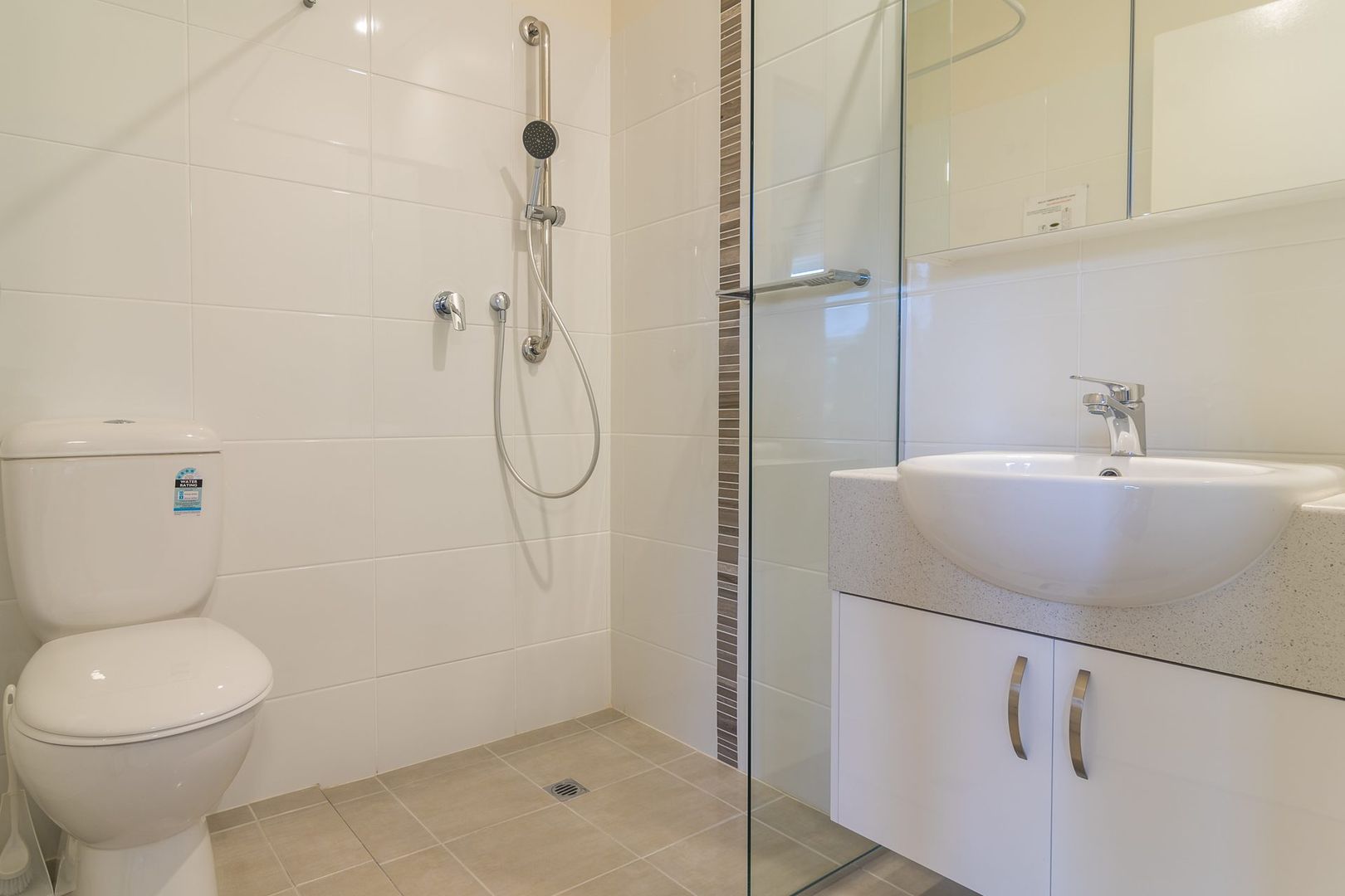 Lovely, bright apartment with entry to internal garden courtyard