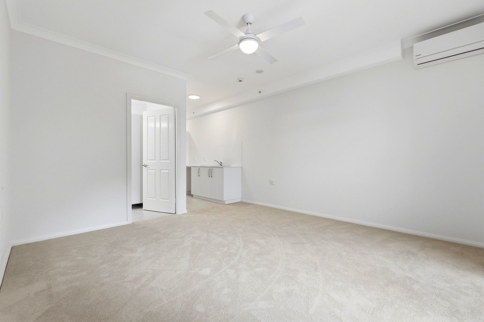 Ground Floor Studio Apartment with Courtyard Views