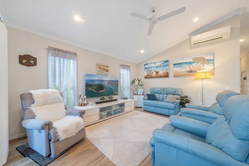 Quiet Modern Living  - Spacious Outdoor Entertaining